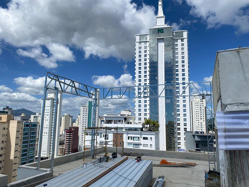Estrutura metálica instalada no alto de um edifício em Balneário Camboriú