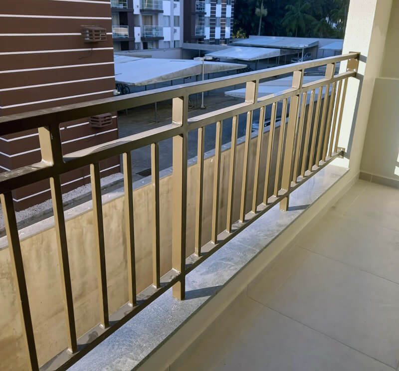 Guarda-corpo metálico com barras verticais instalado em sacada de apartamento em Joinville